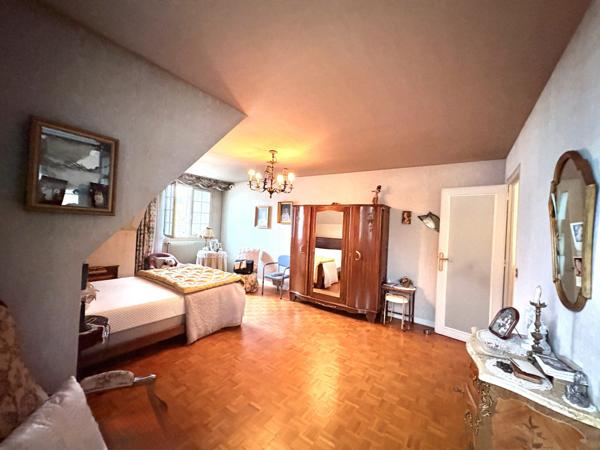 À vendre - Maison individuelle, 8 pièces située à Saint-Maur-des-Fossés (94100)