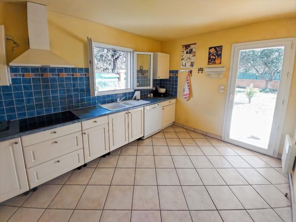 CARQUEIRANNE GRAND APPARTEMENT AVEC TERRASSE ET JARDIN