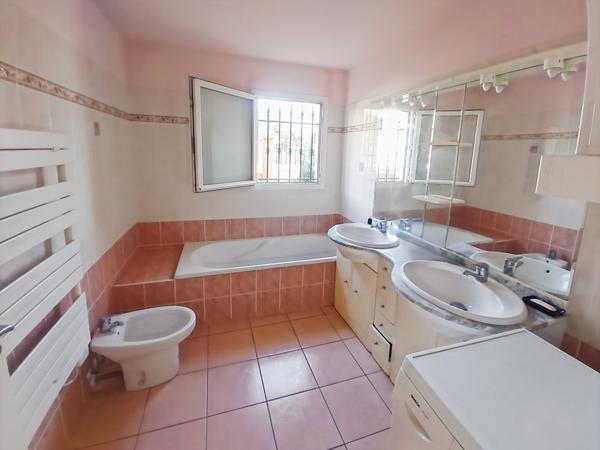 CARQUEIRANNE GRAND APPARTEMENT AVEC TERRASSE ET JARDIN