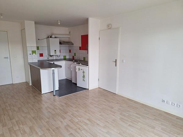 PROCHE GARE, APPARTEMENT 2 PIECES DE 39,65 M², UNE CHAMBRE, COIN CUISINE AMENAGEE, BALCON, UNE PLACE DE PARKING