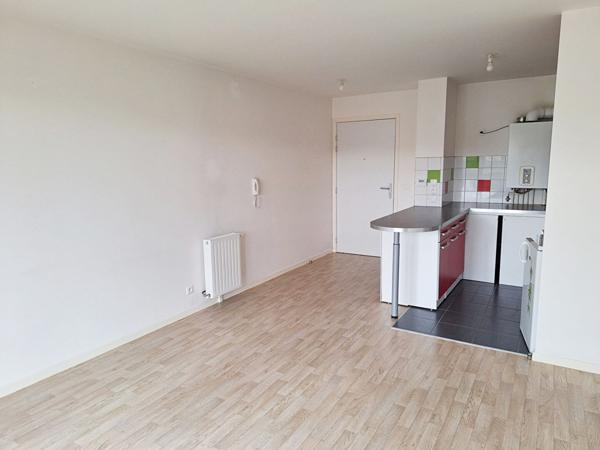 PROCHE GARE, APPARTEMENT 2 PIECES DE 39,65 M², UNE CHAMBRE, COIN CUISINE AMENAGEE, BALCON, UNE PLACE DE PARKING