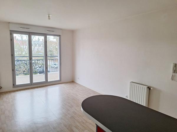 PROCHE GARE, APPARTEMENT 2 PIECES DE 39,65 M², UNE CHAMBRE, COIN CUISINE AMENAGEE, BALCON, UNE PLACE DE PARKING