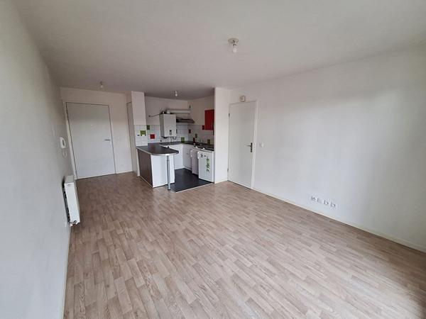 PROCHE GARE, APPARTEMENT 2 PIECES DE 39,65 M², UNE CHAMBRE, COIN CUISINE AMENAGEE, BALCON, UNE PLACE DE PARKING