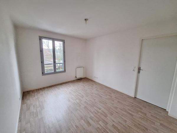 PROCHE GARE, APPARTEMENT 2 PIECES DE 39,65 M², UNE CHAMBRE, COIN CUISINE AMENAGEE, BALCON, UNE PLACE DE PARKING