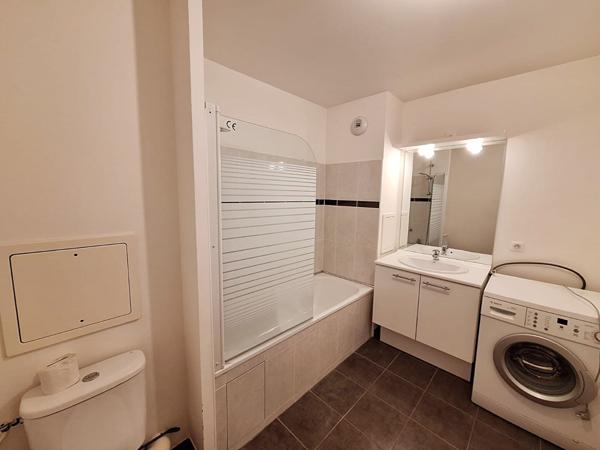 PROCHE GARE, APPARTEMENT 2 PIECES DE 39,65 M², UNE CHAMBRE, COIN CUISINE AMENAGEE, BALCON, UNE PLACE DE PARKING