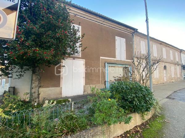 Bon Encontre centre-ville, vaste maison en pierre avec ancien commerce en RDC . 250 M2 sur 3 niveaux, avec possibilité d'aménagement des combles .Petite cour. 
NOTRE EXPERTISE: Bien à rénover offrant de nombreux atouts pour grande maison de famille ou projet d'investissement dédié à la création de chambres en colocation car le bien paraît parfaitement adapté à ce projet: plusieurs grands espaces communs, vastes chambres, zone de stationnement deux-roues/vélos ... L'ensemble des toitures est en excellent état, installation électrique refaite récemment. Belle opportunité! 
MERCI DE NOTER QUE COMPTE TENU DE LA CONFIGURATION DE LA MAISON PRÉSENTANT PLUSIEURS DEMI-NIVEAUX, IL PARAÎT COMPLEXE DE CRÉER PLUSIEURS LOGEMENTS DISTINCTS .
Situation: Centre-ville de Bon-Encontre, toutes commodités à pied, parking gratuit à proximité immédiate. 10 Mn Agen centre .