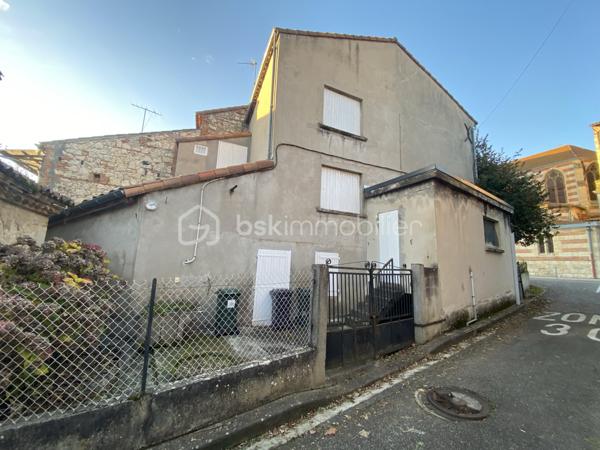 Bon Encontre centre-ville, vaste maison en pierre avec ancien commerce en RDC . 250 M2 sur 3 niveaux, avec possibilité d'aménagement des combles .Petite cour. 
NOTRE EXPERTISE: Bien à rénover offrant de nombreux atouts pour grande maison de famille ou projet d'investissement dédié à la création de chambres en colocation car le bien paraît parfaitement adapté à ce projet: plusieurs grands espaces communs, vastes chambres, zone de stationnement deux-roues/vélos ... L'ensemble des toitures est en excellent état, installation électrique refaite récemment. Belle opportunité! 
MERCI DE NOTER QUE COMPTE TENU DE LA CONFIGURATION DE LA MAISON PRÉSENTANT PLUSIEURS DEMI-NIVEAUX, IL PARAÎT COMPLEXE DE CRÉER PLUSIEURS LOGEMENTS DISTINCTS .
Situation: Centre-ville de Bon-Encontre, toutes commodités à pied, parking gratuit à proximité immédiate. 10 Mn Agen centre .