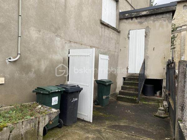 Bon Encontre centre-ville, vaste maison en pierre avec ancien commerce en RDC . 250 M2 sur 3 niveaux, avec possibilité d'aménagement des combles .Petite cour. 
NOTRE EXPERTISE: Bien à rénover offrant de nombreux atouts pour grande maison de famille ou projet d'investissement dédié à la création de chambres en colocation car le bien paraît parfaitement adapté à ce projet: plusieurs grands espaces communs, vastes chambres, zone de stationnement deux-roues/vélos ... L'ensemble des toitures est en excellent état, installation électrique refaite récemment. Belle opportunité! 
MERCI DE NOTER QUE COMPTE TENU DE LA CONFIGURATION DE LA MAISON PRÉSENTANT PLUSIEURS DEMI-NIVEAUX, IL PARAÎT COMPLEXE DE CRÉER PLUSIEURS LOGEMENTS DISTINCTS .
Situation: Centre-ville de Bon-Encontre, toutes commodités à pied, parking gratuit à proximité immédiate. 10 Mn Agen centre .