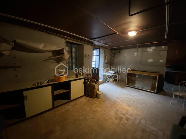 Bon Encontre centre-ville, vaste maison en pierre avec ancien commerce en RDC . 250 M2 sur 3 niveaux, avec possibilité d'aménagement des combles .Petite cour. 
NOTRE EXPERTISE: Bien à rénover offrant de nombreux atouts pour grande maison de famille ou projet d'investissement dédié à la création de chambres en colocation car le bien paraît parfaitement adapté à ce projet: plusieurs grands espaces communs, vastes chambres, zone de stationnement deux-roues/vélos ... L'ensemble des toitures est en excellent état, installation électrique refaite récemment. Belle opportunité! 
MERCI DE NOTER QUE COMPTE TENU DE LA CONFIGURATION DE LA MAISON PRÉSENTANT PLUSIEURS DEMI-NIVEAUX, IL PARAÎT COMPLEXE DE CRÉER PLUSIEURS LOGEMENTS DISTINCTS .
Situation: Centre-ville de Bon-Encontre, toutes commodités à pied, parking gratuit à proximité immédiate. 10 Mn Agen centre .