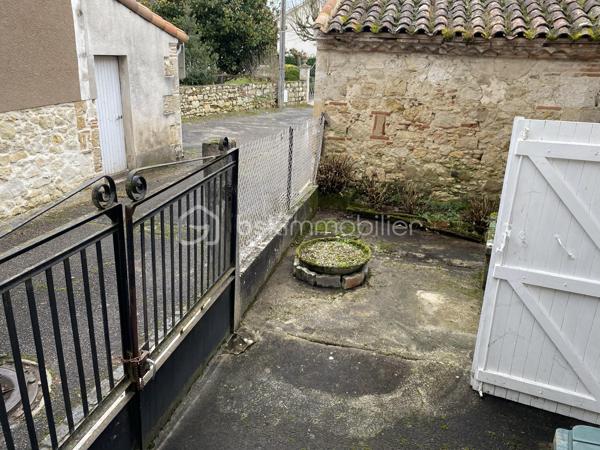 Bon Encontre centre-ville, vaste maison en pierre avec ancien commerce en RDC . 250 M2 sur 3 niveaux, avec possibilité d'aménagement des combles .Petite cour. 
NOTRE EXPERTISE: Bien à rénover offrant de nombreux atouts pour grande maison de famille ou projet d'investissement dédié à la création de chambres en colocation car le bien paraît parfaitement adapté à ce projet: plusieurs grands espaces communs, vastes chambres, zone de stationnement deux-roues/vélos ... L'ensemble des toitures est en excellent état, installation électrique refaite récemment. Belle opportunité! 
MERCI DE NOTER QUE COMPTE TENU DE LA CONFIGURATION DE LA MAISON PRÉSENTANT PLUSIEURS DEMI-NIVEAUX, IL PARAÎT COMPLEXE DE CRÉER PLUSIEURS LOGEMENTS DISTINCTS .
Situation: Centre-ville de Bon-Encontre, toutes commodités à pied, parking gratuit à proximité immédiate. 10 Mn Agen centre .