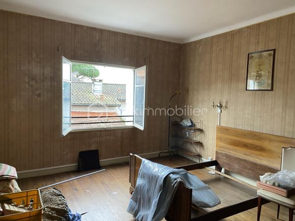 Bon Encontre centre-ville, vaste maison en pierre avec ancien commerce en RDC . 250 M2 sur 3 niveaux, avec possibilité d'aménagement des combles .Petite cour. 
NOTRE EXPERTISE: Bien à rénover offrant de nombreux atouts pour grande maison de famille ou projet d'investissement dédié à la création de chambres en colocation car le bien paraît parfaitement adapté à ce projet: plusieurs grands espaces communs, vastes chambres, zone de stationnement deux-roues/vélos ... L'ensemble des toitures est en excellent état, installation électrique refaite récemment. Belle opportunité! 
MERCI DE NOTER QUE COMPTE TENU DE LA CONFIGURATION DE LA MAISON PRÉSENTANT PLUSIEURS DEMI-NIVEAUX, IL PARAÎT COMPLEXE DE CRÉER PLUSIEURS LOGEMENTS DISTINCTS .
Situation: Centre-ville de Bon-Encontre, toutes commodités à pied, parking gratuit à proximité immédiate. 10 Mn Agen centre .