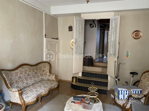 Bon Encontre centre-ville, vaste maison en pierre avec ancien commerce en RDC . 250 M2 sur 3 niveaux, avec possibilité d'aménagement des combles .Petite cour. 
NOTRE EXPERTISE: Bien à rénover offrant de nombreux atouts pour grande maison de famille ou projet d'investissement dédié à la création de chambres en colocation car le bien paraît parfaitement adapté à ce projet: plusieurs grands espaces communs, vastes chambres, zone de stationnement deux-roues/vélos ... L'ensemble des toitures est en excellent état, installation électrique refaite récemment. Belle opportunité! 
MERCI DE NOTER QUE COMPTE TENU DE LA CONFIGURATION DE LA MAISON PRÉSENTANT PLUSIEURS DEMI-NIVEAUX, IL PARAÎT COMPLEXE DE CRÉER PLUSIEURS LOGEMENTS DISTINCTS .
Situation: Centre-ville de Bon-Encontre, toutes commodités à pied, parking gratuit à proximité immédiate. 10 Mn Agen centre .