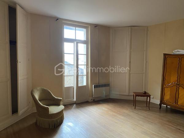 Bon Encontre centre-ville, vaste maison en pierre avec ancien commerce en RDC . 250 M2 sur 3 niveaux, avec possibilité d'aménagement des combles .Petite cour. 
NOTRE EXPERTISE: Bien à rénover offrant de nombreux atouts pour grande maison de famille ou projet d'investissement dédié à la création de chambres en colocation car le bien paraît parfaitement adapté à ce projet: plusieurs grands espaces communs, vastes chambres, zone de stationnement deux-roues/vélos ... L'ensemble des toitures est en excellent état, installation électrique refaite récemment. Belle opportunité! 
MERCI DE NOTER QUE COMPTE TENU DE LA CONFIGURATION DE LA MAISON PRÉSENTANT PLUSIEURS DEMI-NIVEAUX, IL PARAÎT COMPLEXE DE CRÉER PLUSIEURS LOGEMENTS DISTINCTS .
Situation: Centre-ville de Bon-Encontre, toutes commodités à pied, parking gratuit à proximité immédiate. 10 Mn Agen centre .