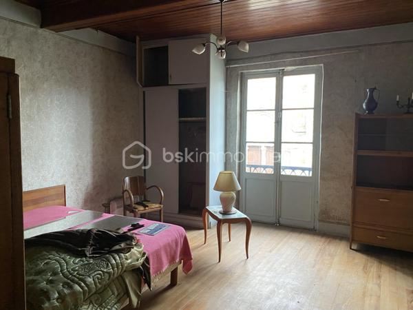 Bon Encontre centre-ville, vaste maison en pierre avec ancien commerce en RDC . 250 M2 sur 3 niveaux, avec possibilité d'aménagement des combles .Petite cour. 
NOTRE EXPERTISE: Bien à rénover offrant de nombreux atouts pour grande maison de famille ou projet d'investissement dédié à la création de chambres en colocation car le bien paraît parfaitement adapté à ce projet: plusieurs grands espaces communs, vastes chambres, zone de stationnement deux-roues/vélos ... L'ensemble des toitures est en excellent état, installation électrique refaite récemment. Belle opportunité! 
MERCI DE NOTER QUE COMPTE TENU DE LA CONFIGURATION DE LA MAISON PRÉSENTANT PLUSIEURS DEMI-NIVEAUX, IL PARAÎT COMPLEXE DE CRÉER PLUSIEURS LOGEMENTS DISTINCTS .
Situation: Centre-ville de Bon-Encontre, toutes commodités à pied, parking gratuit à proximité immédiate. 10 Mn Agen centre .