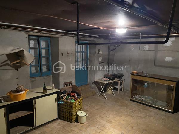 Bon Encontre centre-ville, vaste maison en pierre avec ancien commerce en RDC . 250 M2 sur 3 niveaux, avec possibilité d'aménagement des combles .Petite cour. 
NOTRE EXPERTISE: Bien à rénover offrant de nombreux atouts pour grande maison de famille ou projet d'investissement dédié à la création de chambres en colocation car le bien paraît parfaitement adapté à ce projet: plusieurs grands espaces communs, vastes chambres, zone de stationnement deux-roues/vélos ... L'ensemble des toitures est en excellent état, installation électrique refaite récemment. Belle opportunité! 
MERCI DE NOTER QUE COMPTE TENU DE LA CONFIGURATION DE LA MAISON PRÉSENTANT PLUSIEURS DEMI-NIVEAUX, IL PARAÎT COMPLEXE DE CRÉER PLUSIEURS LOGEMENTS DISTINCTS .
Situation: Centre-ville de Bon-Encontre, toutes commodités à pied, parking gratuit à proximité immédiate. 10 Mn Agen centre .