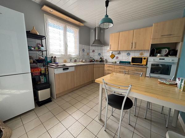 Certines à vendre maison 3 chambres garage double Terrain de 780 m², en parfait état