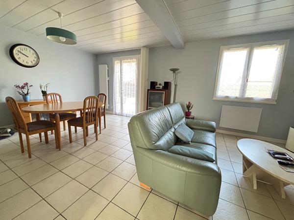 Certines à vendre maison 3 chambres garage double Terrain de 780 m², en parfait état