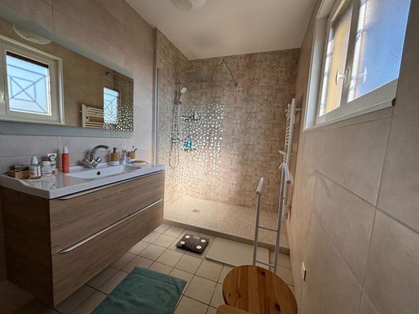 Certines à vendre maison 3 chambres garage double Terrain de 780 m², en parfait état