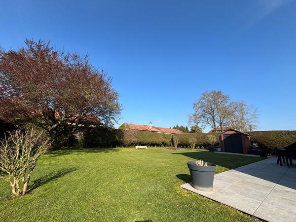 Certines à vendre maison 3 chambres garage double Terrain de 780 m², en parfait état