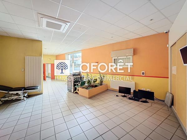 Achat local commercial près de PARTHENAY - 663 m² - 424 000 €