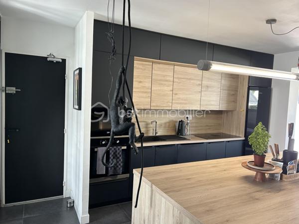 Laissez-vous séduire par cette belle maison de 126 m², située dans un environnement paisible offrant une vie de famille agréable. Conçue en 1985, elle allie fonctionnalité et confort.

Avec ses 6 pièces, cette maison spacieuse vous accueille chaleureusement. Profitez de son agencement efficace où les pièces lumineuses  se déploient harmonieusement.
Au rez de chaussée vous trouverez : une entrée, une belle pièce de vie avec cuisine aménagée et équipée donnant sur le salon et la salle à manger, une chambre avec une douche, une arrière-cuisine aménagée et équipée, un toilette indépendant et un garage. 

A l'étage : vous trouverez un palier desservant les 3 chambres restantes, la salle de bain et wc 

La terrasse invite à la détente. Sa localisation offre un accès aisé aux commodités et transports. 

Contactez Eric Dubois pour une visite!