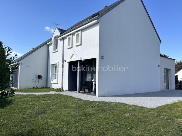 Laissez-vous séduire par cette belle maison de 126 m², située dans un environnement paisible offrant une vie de famille agréable. Conçue en 1985, elle allie fonctionnalité et confort.

Avec ses 6 pièces, cette maison spacieuse vous accueille chaleureusement. Profitez de son agencement efficace où les pièces lumineuses  se déploient harmonieusement.
Au rez de chaussée vous trouverez : une entrée, une belle pièce de vie avec cuisine aménagée et équipée donnant sur le salon et la salle à manger, une chambre avec une douche, une arrière-cuisine aménagée et équipée, un toilette indépendant et un garage. 

A l'étage : vous trouverez un palier desservant les 3 chambres restantes, la salle de bain et wc 

La terrasse invite à la détente. Sa localisation offre un accès aisé aux commodités et transports. 

Contactez Eric Dubois pour une visite!