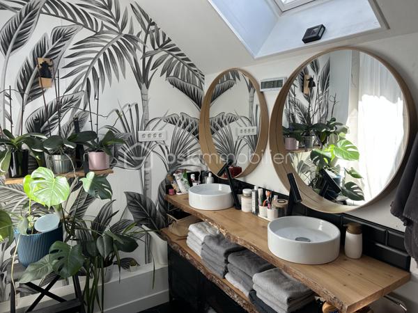 Laissez-vous séduire par cette belle maison de 126 m², située dans un environnement paisible offrant une vie de famille agréable. Conçue en 1985, elle allie fonctionnalité et confort.

Avec ses 6 pièces, cette maison spacieuse vous accueille chaleureusement. Profitez de son agencement efficace où les pièces lumineuses  se déploient harmonieusement.
Au rez de chaussée vous trouverez : une entrée, une belle pièce de vie avec cuisine aménagée et équipée donnant sur le salon et la salle à manger, une chambre avec une douche, une arrière-cuisine aménagée et équipée, un toilette indépendant et un garage. 

A l'étage : vous trouverez un palier desservant les 3 chambres restantes, la salle de bain et wc 

La terrasse invite à la détente. Sa localisation offre un accès aisé aux commodités et transports. 

Contactez Eric Dubois pour une visite!