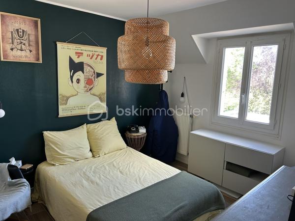 Laissez-vous séduire par cette belle maison de 126 m², située dans un environnement paisible offrant une vie de famille agréable. Conçue en 1985, elle allie fonctionnalité et confort.

Avec ses 6 pièces, cette maison spacieuse vous accueille chaleureusement. Profitez de son agencement efficace où les pièces lumineuses  se déploient harmonieusement.
Au rez de chaussée vous trouverez : une entrée, une belle pièce de vie avec cuisine aménagée et équipée donnant sur le salon et la salle à manger, une chambre avec une douche, une arrière-cuisine aménagée et équipée, un toilette indépendant et un garage. 

A l'étage : vous trouverez un palier desservant les 3 chambres restantes, la salle de bain et wc 

La terrasse invite à la détente. Sa localisation offre un accès aisé aux commodités et transports. 

Contactez Eric Dubois pour une visite!