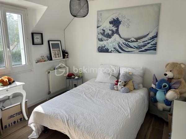 Laissez-vous séduire par cette belle maison de 126 m², située dans un environnement paisible offrant une vie de famille agréable. Conçue en 1985, elle allie fonctionnalité et confort.

Avec ses 6 pièces, cette maison spacieuse vous accueille chaleureusement. Profitez de son agencement efficace où les pièces lumineuses  se déploient harmonieusement.
Au rez de chaussée vous trouverez : une entrée, une belle pièce de vie avec cuisine aménagée et équipée donnant sur le salon et la salle à manger, une chambre avec une douche, une arrière-cuisine aménagée et équipée, un toilette indépendant et un garage. 

A l'étage : vous trouverez un palier desservant les 3 chambres restantes, la salle de bain et wc 

La terrasse invite à la détente. Sa localisation offre un accès aisé aux commodités et transports. 

Contactez Eric Dubois pour une visite!
