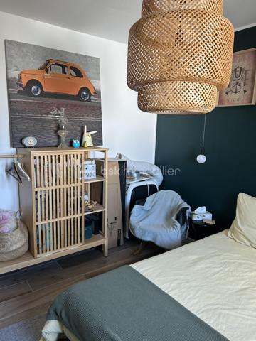 Laissez-vous séduire par cette belle maison de 126 m², située dans un environnement paisible offrant une vie de famille agréable. Conçue en 1985, elle allie fonctionnalité et confort.

Avec ses 6 pièces, cette maison spacieuse vous accueille chaleureusement. Profitez de son agencement efficace où les pièces lumineuses  se déploient harmonieusement.
Au rez de chaussée vous trouverez : une entrée, une belle pièce de vie avec cuisine aménagée et équipée donnant sur le salon et la salle à manger, une chambre avec une douche, une arrière-cuisine aménagée et équipée, un toilette indépendant et un garage. 

A l'étage : vous trouverez un palier desservant les 3 chambres restantes, la salle de bain et wc 

La terrasse invite à la détente. Sa localisation offre un accès aisé aux commodités et transports. 

Contactez Eric Dubois pour une visite!