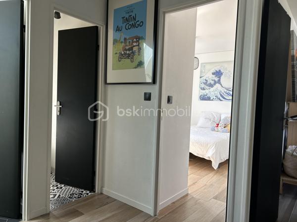 Laissez-vous séduire par cette belle maison de 126 m², située dans un environnement paisible offrant une vie de famille agréable. Conçue en 1985, elle allie fonctionnalité et confort.

Avec ses 6 pièces, cette maison spacieuse vous accueille chaleureusement. Profitez de son agencement efficace où les pièces lumineuses  se déploient harmonieusement.
Au rez de chaussée vous trouverez : une entrée, une belle pièce de vie avec cuisine aménagée et équipée donnant sur le salon et la salle à manger, une chambre avec une douche, une arrière-cuisine aménagée et équipée, un toilette indépendant et un garage. 

A l'étage : vous trouverez un palier desservant les 3 chambres restantes, la salle de bain et wc 

La terrasse invite à la détente. Sa localisation offre un accès aisé aux commodités et transports. 

Contactez Eric Dubois pour une visite!