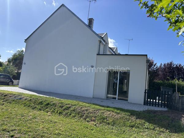 Laissez-vous séduire par cette belle maison de 126 m², située dans un environnement paisible offrant une vie de famille agréable. Conçue en 1985, elle allie fonctionnalité et confort.

Avec ses 6 pièces, cette maison spacieuse vous accueille chaleureusement. Profitez de son agencement efficace où les pièces lumineuses  se déploient harmonieusement.
Au rez de chaussée vous trouverez : une entrée, une belle pièce de vie avec cuisine aménagée et équipée donnant sur le salon et la salle à manger, une chambre avec une douche, une arrière-cuisine aménagée et équipée, un toilette indépendant et un garage. 

A l'étage : vous trouverez un palier desservant les 3 chambres restantes, la salle de bain et wc 

La terrasse invite à la détente. Sa localisation offre un accès aisé aux commodités et transports. 

Contactez Eric Dubois pour une visite!