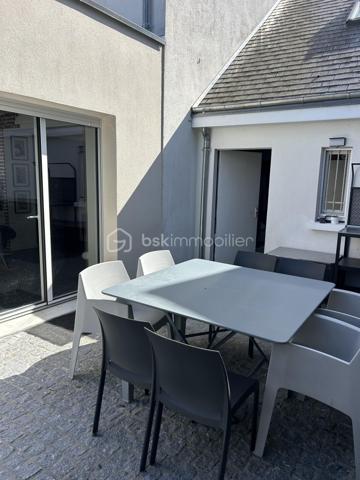Laissez-vous séduire par cette belle maison de 126 m², située dans un environnement paisible offrant une vie de famille agréable. Conçue en 1985, elle allie fonctionnalité et confort.

Avec ses 6 pièces, cette maison spacieuse vous accueille chaleureusement. Profitez de son agencement efficace où les pièces lumineuses  se déploient harmonieusement.
Au rez de chaussée vous trouverez : une entrée, une belle pièce de vie avec cuisine aménagée et équipée donnant sur le salon et la salle à manger, une chambre avec une douche, une arrière-cuisine aménagée et équipée, un toilette indépendant et un garage. 

A l'étage : vous trouverez un palier desservant les 3 chambres restantes, la salle de bain et wc 

La terrasse invite à la détente. Sa localisation offre un accès aisé aux commodités et transports. 

Contactez Eric Dubois pour une visite!