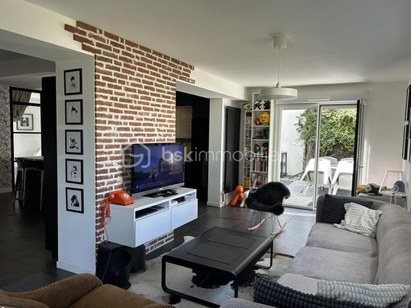 Laissez-vous séduire par cette belle maison de 126 m², située dans un environnement paisible offrant une vie de famille agréable. Conçue en 1985, elle allie fonctionnalité et confort.

Avec ses 6 pièces, cette maison spacieuse vous accueille chaleureusement. Profitez de son agencement efficace où les pièces lumineuses  se déploient harmonieusement.
Au rez de chaussée vous trouverez : une entrée, une belle pièce de vie avec cuisine aménagée et équipée donnant sur le salon et la salle à manger, une chambre avec une douche, une arrière-cuisine aménagée et équipée, un toilette indépendant et un garage. 

A l'étage : vous trouverez un palier desservant les 3 chambres restantes, la salle de bain et wc 

La terrasse invite à la détente. Sa localisation offre un accès aisé aux commodités et transports. 

Contactez Eric Dubois pour une visite!