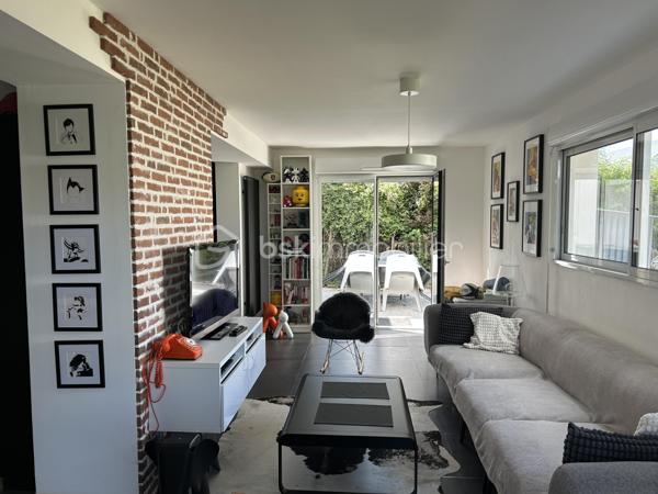 Laissez-vous séduire par cette belle maison de 126 m², située dans un environnement paisible offrant une vie de famille agréable. Conçue en 1985, elle allie fonctionnalité et confort.

Avec ses 6 pièces, cette maison spacieuse vous accueille chaleureusement. Profitez de son agencement efficace où les pièces lumineuses  se déploient harmonieusement.
Au rez de chaussée vous trouverez : une entrée, une belle pièce de vie avec cuisine aménagée et équipée donnant sur le salon et la salle à manger, une chambre avec une douche, une arrière-cuisine aménagée et équipée, un toilette indépendant et un garage. 

A l'étage : vous trouverez un palier desservant les 3 chambres restantes, la salle de bain et wc 

La terrasse invite à la détente. Sa localisation offre un accès aisé aux commodités et transports. 

Contactez Eric Dubois pour une visite!