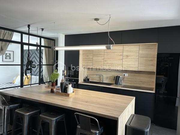 Laissez-vous séduire par cette belle maison de 126 m², située dans un environnement paisible offrant une vie de famille agréable. Conçue en 1985, elle allie fonctionnalité et confort.

Avec ses 6 pièces, cette maison spacieuse vous accueille chaleureusement. Profitez de son agencement efficace où les pièces lumineuses  se déploient harmonieusement.
Au rez de chaussée vous trouverez : une entrée, une belle pièce de vie avec cuisine aménagée et équipée donnant sur le salon et la salle à manger, une chambre avec une douche, une arrière-cuisine aménagée et équipée, un toilette indépendant et un garage. 

A l'étage : vous trouverez un palier desservant les 3 chambres restantes, la salle de bain et wc 

La terrasse invite à la détente. Sa localisation offre un accès aisé aux commodités et transports. 

Contactez Eric Dubois pour une visite!