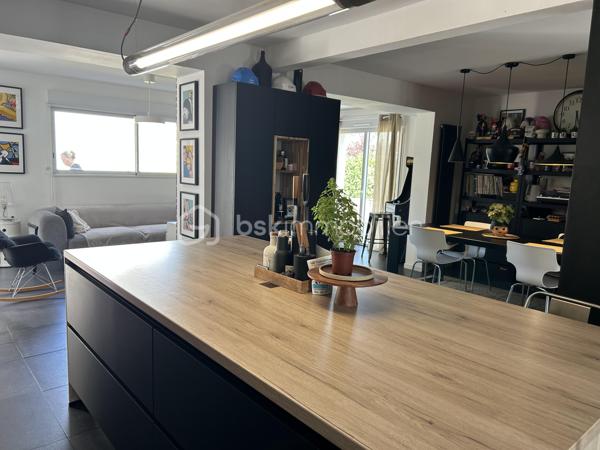Laissez-vous séduire par cette belle maison de 126 m², située dans un environnement paisible offrant une vie de famille agréable. Conçue en 1985, elle allie fonctionnalité et confort.

Avec ses 6 pièces, cette maison spacieuse vous accueille chaleureusement. Profitez de son agencement efficace où les pièces lumineuses  se déploient harmonieusement.
Au rez de chaussée vous trouverez : une entrée, une belle pièce de vie avec cuisine aménagée et équipée donnant sur le salon et la salle à manger, une chambre avec une douche, une arrière-cuisine aménagée et équipée, un toilette indépendant et un garage. 

A l'étage : vous trouverez un palier desservant les 3 chambres restantes, la salle de bain et wc 

La terrasse invite à la détente. Sa localisation offre un accès aisé aux commodités et transports. 

Contactez Eric Dubois pour une visite!