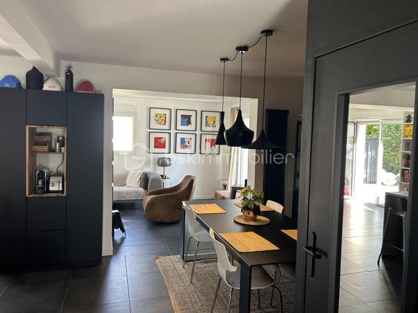 Laissez-vous séduire par cette belle maison de 126 m², située dans un environnement paisible offrant une vie de famille agréable. Conçue en 1985, elle allie fonctionnalité et confort.

Avec ses 6 pièces, cette maison spacieuse vous accueille chaleureusement. Profitez de son agencement efficace où les pièces lumineuses  se déploient harmonieusement.
Au rez de chaussée vous trouverez : une entrée, une belle pièce de vie avec cuisine aménagée et équipée donnant sur le salon et la salle à manger, une chambre avec une douche, une arrière-cuisine aménagée et équipée, un toilette indépendant et un garage. 

A l'étage : vous trouverez un palier desservant les 3 chambres restantes, la salle de bain et wc 

La terrasse invite à la détente. Sa localisation offre un accès aisé aux commodités et transports. 

Contactez Eric Dubois pour une visite!