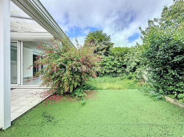 Située dans un environnement résidentiel calme à Tours Nord, cette maison familiale d’environ 120 m² séduit par sa luminosité, ses volumes bien pensés et son état irréprochable. À proximité immédiate des écoles (une minute à pieds), commerces et transports (le tramway est à 5 minutes de marche), elle offre un cadre de vie pratique et agréable pour une famille.

Le rez-de-chaussée accueille une entrée ouvrant sur une pièce de vie lumineuse, une cuisine équipée ainsi qu’une grande véranda tournée vers l’extérieur, véritable prolongement de l’espace de vie. Un cellier et un garage motorisé complètent ce niveau.

À l’étage, quatre chambres confortables composent l’espace nuit, accompagné d’une salle de bains et d’un WC indépendant.

À l’extérieur, une grande terrasse et un jardin clos et arboré permettent de profiter pleinement des beaux jours dans un cadre intimiste et facile à entretenir.

Double vitrage PVC, volets roulants électriques, climatisation réversible et chauffage individuel au gaz viennent parfaire les prestations de cette maison parfaitement entretenue, sans travaux à prévoir.

Un bien fonctionnel et chaleureux, idéal pour une vie de famille, dans un secteur recherché de Tours Nord.