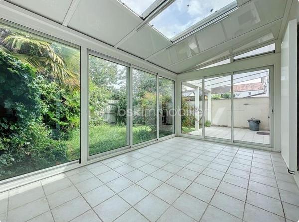 Située dans un environnement résidentiel calme à Tours Nord, cette maison familiale d’environ 120 m² séduit par sa luminosité, ses volumes bien pensés et son état irréprochable. À proximité immédiate des écoles (une minute à pieds), commerces et transports (le tramway est à 5 minutes de marche), elle offre un cadre de vie pratique et agréable pour une famille.

Le rez-de-chaussée accueille une entrée ouvrant sur une pièce de vie lumineuse, une cuisine équipée ainsi qu’une grande véranda tournée vers l’extérieur, véritable prolongement de l’espace de vie. Un cellier et un garage motorisé complètent ce niveau.

À l’étage, quatre chambres confortables composent l’espace nuit, accompagné d’une salle de bains et d’un WC indépendant.

À l’extérieur, une grande terrasse et un jardin clos et arboré permettent de profiter pleinement des beaux jours dans un cadre intimiste et facile à entretenir.

Double vitrage PVC, volets roulants électriques, climatisation réversible et chauffage individuel au gaz viennent parfaire les prestations de cette maison parfaitement entretenue, sans travaux à prévoir.

Un bien fonctionnel et chaleureux, idéal pour une vie de famille, dans un secteur recherché de Tours Nord.