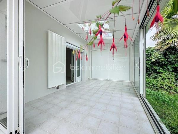 Située dans un environnement résidentiel calme à Tours Nord, cette maison familiale d’environ 120 m² séduit par sa luminosité, ses volumes bien pensés et son état irréprochable. À proximité immédiate des écoles (une minute à pieds), commerces et transports (le tramway est à 5 minutes de marche), elle offre un cadre de vie pratique et agréable pour une famille.

Le rez-de-chaussée accueille une entrée ouvrant sur une pièce de vie lumineuse, une cuisine équipée ainsi qu’une grande véranda tournée vers l’extérieur, véritable prolongement de l’espace de vie. Un cellier et un garage motorisé complètent ce niveau.

À l’étage, quatre chambres confortables composent l’espace nuit, accompagné d’une salle de bains et d’un WC indépendant.

À l’extérieur, une grande terrasse et un jardin clos et arboré permettent de profiter pleinement des beaux jours dans un cadre intimiste et facile à entretenir.

Double vitrage PVC, volets roulants électriques, climatisation réversible et chauffage individuel au gaz viennent parfaire les prestations de cette maison parfaitement entretenue, sans travaux à prévoir.

Un bien fonctionnel et chaleureux, idéal pour une vie de famille, dans un secteur recherché de Tours Nord.