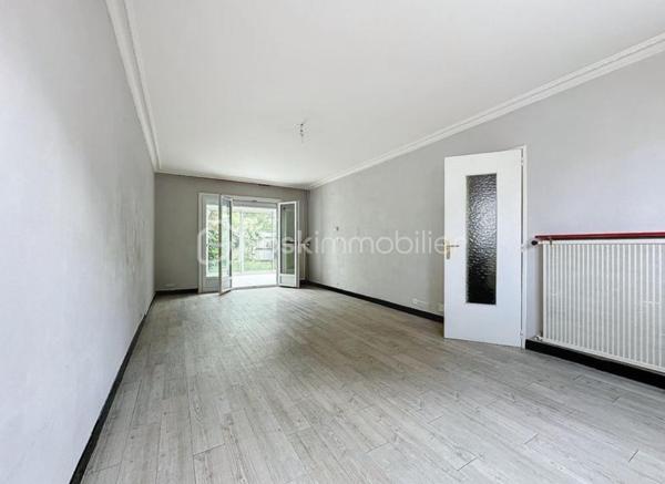 Située dans un environnement résidentiel calme à Tours Nord, cette maison familiale d’environ 120 m² séduit par sa luminosité, ses volumes bien pensés et son état irréprochable. À proximité immédiate des écoles (une minute à pieds), commerces et transports (le tramway est à 5 minutes de marche), elle offre un cadre de vie pratique et agréable pour une famille.

Le rez-de-chaussée accueille une entrée ouvrant sur une pièce de vie lumineuse, une cuisine équipée ainsi qu’une grande véranda tournée vers l’extérieur, véritable prolongement de l’espace de vie. Un cellier et un garage motorisé complètent ce niveau.

À l’étage, quatre chambres confortables composent l’espace nuit, accompagné d’une salle de bains et d’un WC indépendant.

À l’extérieur, une grande terrasse et un jardin clos et arboré permettent de profiter pleinement des beaux jours dans un cadre intimiste et facile à entretenir.

Double vitrage PVC, volets roulants électriques, climatisation réversible et chauffage individuel au gaz viennent parfaire les prestations de cette maison parfaitement entretenue, sans travaux à prévoir.

Un bien fonctionnel et chaleureux, idéal pour une vie de famille, dans un secteur recherché de Tours Nord.