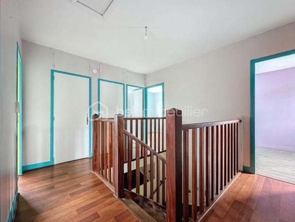 Située dans un environnement résidentiel calme à Tours Nord, cette maison familiale d’environ 120 m² séduit par sa luminosité, ses volumes bien pensés et son état irréprochable. À proximité immédiate des écoles (une minute à pieds), commerces et transports (le tramway est à 5 minutes de marche), elle offre un cadre de vie pratique et agréable pour une famille.

Le rez-de-chaussée accueille une entrée ouvrant sur une pièce de vie lumineuse, une cuisine équipée ainsi qu’une grande véranda tournée vers l’extérieur, véritable prolongement de l’espace de vie. Un cellier et un garage motorisé complètent ce niveau.

À l’étage, quatre chambres confortables composent l’espace nuit, accompagné d’une salle de bains et d’un WC indépendant.

À l’extérieur, une grande terrasse et un jardin clos et arboré permettent de profiter pleinement des beaux jours dans un cadre intimiste et facile à entretenir.

Double vitrage PVC, volets roulants électriques, climatisation réversible et chauffage individuel au gaz viennent parfaire les prestations de cette maison parfaitement entretenue, sans travaux à prévoir.

Un bien fonctionnel et chaleureux, idéal pour une vie de famille, dans un secteur recherché de Tours Nord.