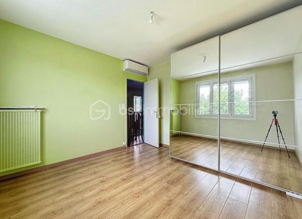 Située dans un environnement résidentiel calme à Tours Nord, cette maison familiale d’environ 120 m² séduit par sa luminosité, ses volumes bien pensés et son état irréprochable. À proximité immédiate des écoles (une minute à pieds), commerces et transports (le tramway est à 5 minutes de marche), elle offre un cadre de vie pratique et agréable pour une famille.

Le rez-de-chaussée accueille une entrée ouvrant sur une pièce de vie lumineuse, une cuisine équipée ainsi qu’une grande véranda tournée vers l’extérieur, véritable prolongement de l’espace de vie. Un cellier et un garage motorisé complètent ce niveau.

À l’étage, quatre chambres confortables composent l’espace nuit, accompagné d’une salle de bains et d’un WC indépendant.

À l’extérieur, une grande terrasse et un jardin clos et arboré permettent de profiter pleinement des beaux jours dans un cadre intimiste et facile à entretenir.

Double vitrage PVC, volets roulants électriques, climatisation réversible et chauffage individuel au gaz viennent parfaire les prestations de cette maison parfaitement entretenue, sans travaux à prévoir.

Un bien fonctionnel et chaleureux, idéal pour une vie de famille, dans un secteur recherché de Tours Nord.