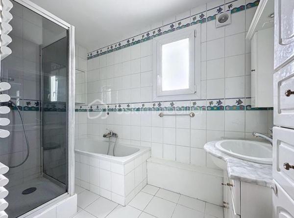 Située dans un environnement résidentiel calme à Tours Nord, cette maison familiale d’environ 120 m² séduit par sa luminosité, ses volumes bien pensés et son état irréprochable. À proximité immédiate des écoles (une minute à pieds), commerces et transports (le tramway est à 5 minutes de marche), elle offre un cadre de vie pratique et agréable pour une famille.

Le rez-de-chaussée accueille une entrée ouvrant sur une pièce de vie lumineuse, une cuisine équipée ainsi qu’une grande véranda tournée vers l’extérieur, véritable prolongement de l’espace de vie. Un cellier et un garage motorisé complètent ce niveau.

À l’étage, quatre chambres confortables composent l’espace nuit, accompagné d’une salle de bains et d’un WC indépendant.

À l’extérieur, une grande terrasse et un jardin clos et arboré permettent de profiter pleinement des beaux jours dans un cadre intimiste et facile à entretenir.

Double vitrage PVC, volets roulants électriques, climatisation réversible et chauffage individuel au gaz viennent parfaire les prestations de cette maison parfaitement entretenue, sans travaux à prévoir.

Un bien fonctionnel et chaleureux, idéal pour une vie de famille, dans un secteur recherché de Tours Nord.