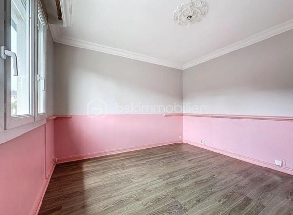 Située dans un environnement résidentiel calme à Tours Nord, cette maison familiale d’environ 120 m² séduit par sa luminosité, ses volumes bien pensés et son état irréprochable. À proximité immédiate des écoles (une minute à pieds), commerces et transports (le tramway est à 5 minutes de marche), elle offre un cadre de vie pratique et agréable pour une famille.

Le rez-de-chaussée accueille une entrée ouvrant sur une pièce de vie lumineuse, une cuisine équipée ainsi qu’une grande véranda tournée vers l’extérieur, véritable prolongement de l’espace de vie. Un cellier et un garage motorisé complètent ce niveau.

À l’étage, quatre chambres confortables composent l’espace nuit, accompagné d’une salle de bains et d’un WC indépendant.

À l’extérieur, une grande terrasse et un jardin clos et arboré permettent de profiter pleinement des beaux jours dans un cadre intimiste et facile à entretenir.

Double vitrage PVC, volets roulants électriques, climatisation réversible et chauffage individuel au gaz viennent parfaire les prestations de cette maison parfaitement entretenue, sans travaux à prévoir.

Un bien fonctionnel et chaleureux, idéal pour une vie de famille, dans un secteur recherché de Tours Nord.
