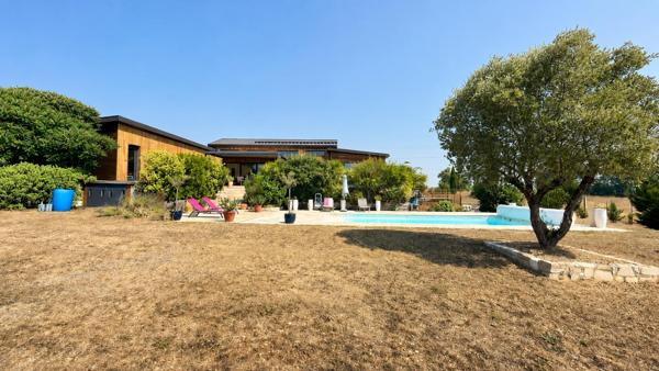 Villa contemporaine T6 avec piscine à moins de 10 minutes de CAHORS