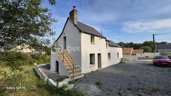 Vous recherchez le charme de l’ancien avec le confort d’une maison rénovée ? Cette maison en pierre apparente de 94 m² habitables devrait vous séduire.
Située à seulement 5 minutes du centre de Langeais et à proximité du futur demi-diffuseur de l’A85, elle bénéficie d’un emplacement pratique tout en conservant un cadre de vie agréable et paisible.
Édifiée sur une parcelle de terrain de plus de 1 300 m², elle offre de beaux espaces extérieurs, parfaits pour profiter des beaux jours, aménager un coin détente ou simplement apprécier un environnement verdoyant.
Au rez-de-chaussée, vous découvrirez un salon-séjour chaleureux, mis en valeur par la pierre apparente, un poêle à bois et une baie vitrée apportant une belle luminosité. Ce niveau comprend également une cuisine, une chambre avec dressing, une salle d’eau avec douche à l’italienne, une buanderie ainsi qu’un WC indépendant.
À l’étage, une mezzanine permet d’aménager un espace bureau, lecture ou détente, et dessert deux chambres supplémentaires.
Entièrement rénovée, cette maison combine le cachet de la pierre, des volumes bien pensés et un terrain généreux de plus de 1 300 m².
Un bien idéal pour les amateurs d’authenticité, à la recherche d’une maison prête à vivre, proche de Langeais et des futurs accès routiers.