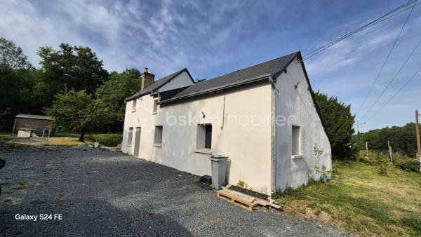 Vous recherchez le charme de l’ancien avec le confort d’une maison rénovée ? Cette maison en pierre apparente de 94 m² habitables devrait vous séduire.
Située à seulement 5 minutes du centre de Langeais et à proximité du futur demi-diffuseur de l’A85, elle bénéficie d’un emplacement pratique tout en conservant un cadre de vie agréable et paisible.
Édifiée sur une parcelle de terrain de plus de 1 300 m², elle offre de beaux espaces extérieurs, parfaits pour profiter des beaux jours, aménager un coin détente ou simplement apprécier un environnement verdoyant.
Au rez-de-chaussée, vous découvrirez un salon-séjour chaleureux, mis en valeur par la pierre apparente, un poêle à bois et une baie vitrée apportant une belle luminosité. Ce niveau comprend également une cuisine, une chambre avec dressing, une salle d’eau avec douche à l’italienne, une buanderie ainsi qu’un WC indépendant.
À l’étage, une mezzanine permet d’aménager un espace bureau, lecture ou détente, et dessert deux chambres supplémentaires.
Entièrement rénovée, cette maison combine le cachet de la pierre, des volumes bien pensés et un terrain généreux de plus de 1 300 m².
Un bien idéal pour les amateurs d’authenticité, à la recherche d’une maison prête à vivre, proche de Langeais et des futurs accès routiers.