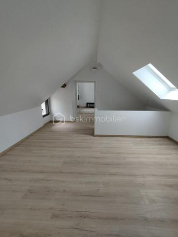 Vous recherchez le charme de l’ancien avec le confort d’une maison rénovée ? Cette maison en pierre apparente de 94 m² habitables devrait vous séduire.
Située à seulement 5 minutes du centre de Langeais et à proximité du futur demi-diffuseur de l’A85, elle bénéficie d’un emplacement pratique tout en conservant un cadre de vie agréable et paisible.
Édifiée sur une parcelle de terrain de plus de 1 300 m², elle offre de beaux espaces extérieurs, parfaits pour profiter des beaux jours, aménager un coin détente ou simplement apprécier un environnement verdoyant.
Au rez-de-chaussée, vous découvrirez un salon-séjour chaleureux, mis en valeur par la pierre apparente, un poêle à bois et une baie vitrée apportant une belle luminosité. Ce niveau comprend également une cuisine, une chambre avec dressing, une salle d’eau avec douche à l’italienne, une buanderie ainsi qu’un WC indépendant.
À l’étage, une mezzanine permet d’aménager un espace bureau, lecture ou détente, et dessert deux chambres supplémentaires.
Entièrement rénovée, cette maison combine le cachet de la pierre, des volumes bien pensés et un terrain généreux de plus de 1 300 m².
Un bien idéal pour les amateurs d’authenticité, à la recherche d’une maison prête à vivre, proche de Langeais et des futurs accès routiers.